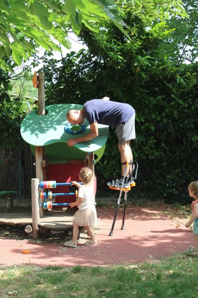 Déambulation en échasse + musique + jongleries + magie