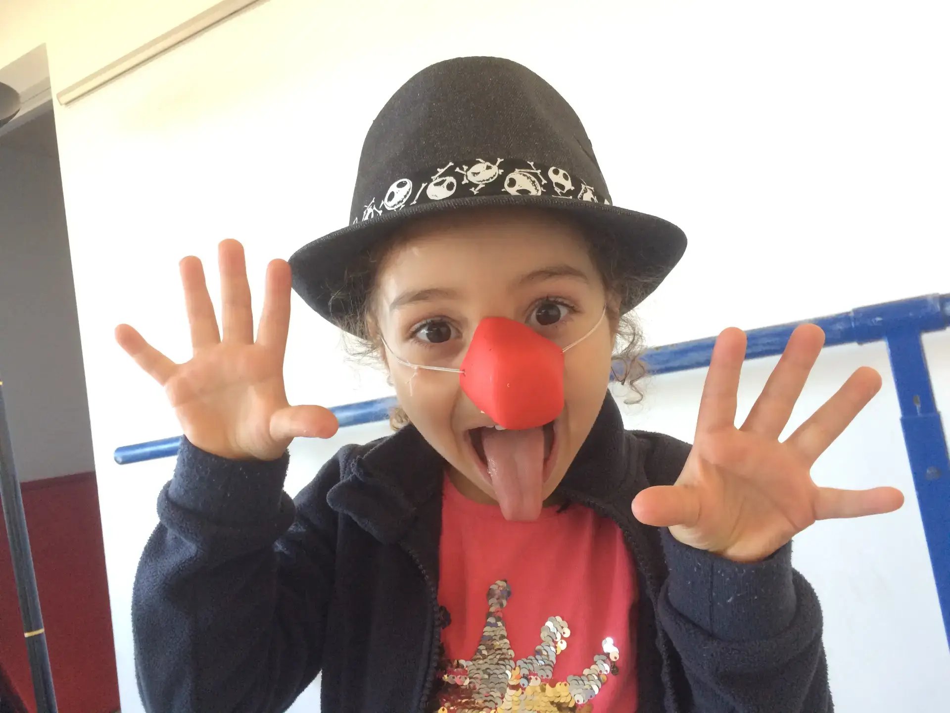 Fille qui fait le clown