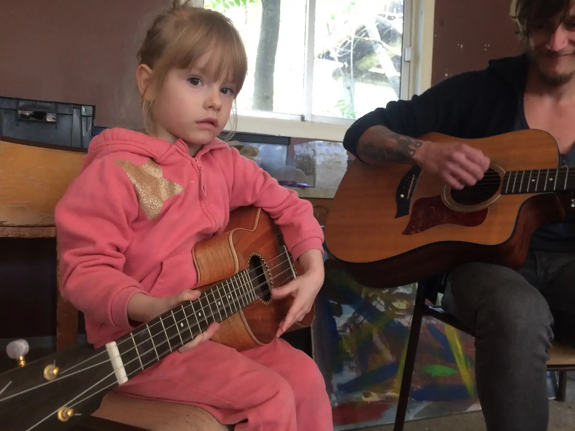 Petite fille qui joue de la guitare