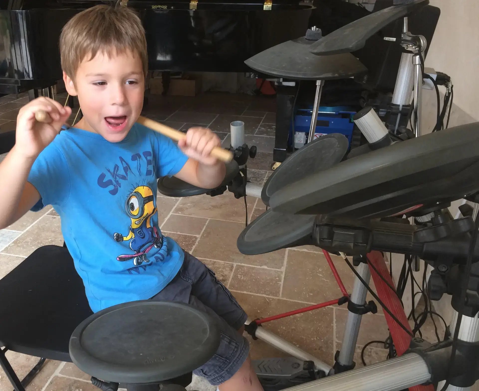 garçon qui joue de la batterie 26